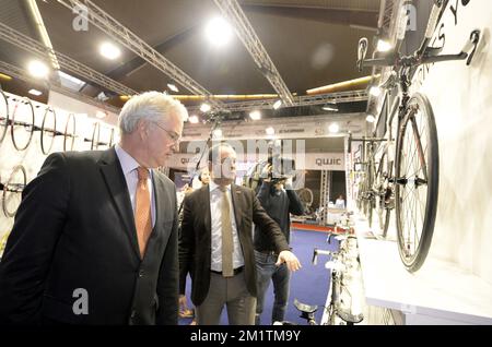 20140117 - KORTRIJK, BELGIEN: Gouverneur der Provinz Westflandern Carl Decaluwe (L) und Kortrijk-Bürgermeister Vincent Van Quickenborne (C), abgebildet bei der Eröffnung der Radmesse Velofollies in Kortrijk, Freitag, den 17. Januar 2014. BELGA FOTO ERIC LALMAND Stockfoto