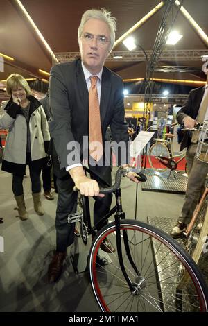 20140117 - KORTRIJK, BELGIEN: Gouverneur der Provinz Westflandern Carl Decaluwe, Foto anlässlich der Eröffnung der Radmesse Velofollies in Kortrijk, Freitag, den 17. Januar 2014. BELGA FOTO ERIC LALMAND Stockfoto