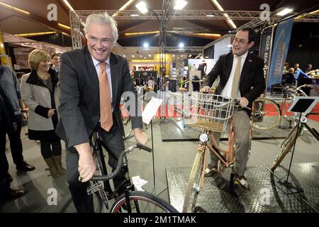 20140117 - KORTRIJK, BELGIEN: Gouverneur der Provinz Westflandern Carl Decaluwe (L) und Kortrijk-Bürgermeister Vincent Van Quickenborne (R), abgebildet bei der Eröffnung der Radmesse Velofollies in Kortrijk, Freitag, den 17. Januar 2014. BELGA FOTO ERIC LALMAND Stockfoto