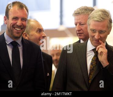 20140115 – BRÜSSEL, BELGIEN: Staatssekretär für Energie, Mobilität, Umwelt und Staatsreform, Melchior Wathelet (CDH, französischsprachige christliche Demokraten) und Vizepremierminister und Verteidigungsminister, Pieter De Crem (CD&V Flämische christliche Demokraten) Und König Philippe - Filip von Belgien, das während eines königlichen Besuchs zur offiziellen Eröffnung der 92.. Ausgabe der European Motorshow Brussels, die vom 16. Bis 26. Januar auf der Brüsseler Expo am Mittwoch, den 15. Januar 2014, für die Öffentlichkeit zugänglich ist, gefilmt wurde. BELGA FOTO BENOIT DOPPPAGNE Stockfoto