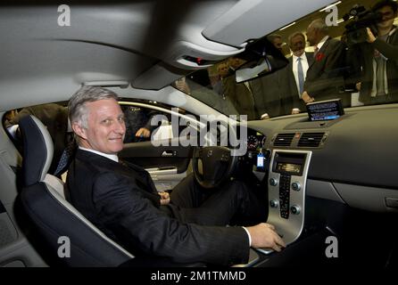 20140115 - BRÜSSEL, BELGIEN: König Philippe - Filip von Belgien schaut Fotografen an, die während eines königlichen Besuchs zur offiziellen Eröffnung der europäischen Motorshow Brüssel 92. in einem Volvo C30 eDrive Electric Car sitzen. Die vom 16. Bis 26. Januar auf der Brüsseler Expo am Mittwoch, dem 15. Januar 2014, öffentlich zugänglich ist. BELGA FOTO BENOIT DOPPPAGNE Stockfoto