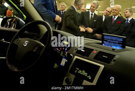 20140115 - BRÜSSEL, BELGIEN: König Philippe - Filip von Belgien hört bei einem königlichen Besuch zur offiziellen Eröffnung der europäischen Motorshow 92. in Brüssel Informationen über das Elektroauto Volvo C30 eDrive. Die vom 16. Bis 26. Januar auf der Brüsseler Expo am Mittwoch, dem 15. Januar 2014, öffentlich zugänglich ist. BELGA FOTO BENOIT DOPPPAGNE Stockfoto