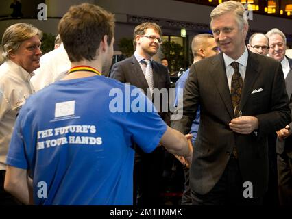 20140115 - BRÜSSEL, BELGIEN: König Philippe - Filip von Belgien trifft Studenten von "Jobs on wheels" während eines königlichen Besuchs zur offiziellen Eröffnung der 92.. Ausgabe der European Motorshow Brussels, die vom 16. Bis 26. Januar auf der Brüsseler Expo am Mittwoch, dem 15. Januar 2014, öffentlich zugänglich ist. BELGA FOTO BENOIT DOPPPAGNE Stockfoto