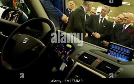 20140115 - BRÜSSEL, BELGIEN: König Philippe - Filip von Belgien hört bei einem königlichen Besuch zur offiziellen Eröffnung der europäischen Motorshow 92. in Brüssel Informationen über das Elektroauto Volvo C30 eDrive. Die vom 16. Bis 26. Januar auf der Brüsseler Expo am Mittwoch, dem 15. Januar 2014, öffentlich zugänglich ist. BELGA FOTO BENOIT DOPPPAGNE Stockfoto