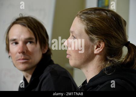20140127 Uhr - BRÜSSEL, BELGIEN: Skireise Koen Speleman und belgischer Skier Katrien Aerts, Foto auf einer Pressekonferenz im Vorfeld der Olympischen Winterspiele in Sotschi in Russland, Montag, 27. Januar 2014 in Brüssel. Katrien Aerts wird an der Freestyle Skidisziplin teilnehmen. BELGA FOTO ERIC LALMAND Stockfoto