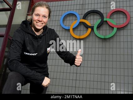 20140127 – BRÜSSEL, BELGIEN: Belgischer Skifahrer Katrien Aerts posiert für den Fotografen auf einer Pressekonferenz im Vorfeld der Olympischen Winterspiele in Sotschi in Russland am Montag, den 27. Januar 2014 in Brüssel. Katrien Aerts wird an der Freestyle Skidisziplin teilnehmen. BELGA FOTO ERIC LALMAND Stockfoto