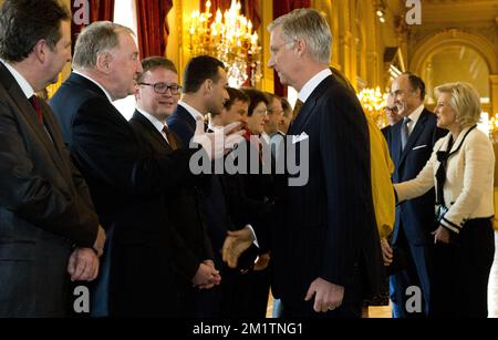 20140129 - BRÜSSEL, BELGIEN: König Philippe - Filip von Belgien führt an einem Neujahrsempfang vorbei, der von der Königlichen Familie für die prominenten Behörden und Persönlichkeiten veranstaltet wird, an dem der Ministerpräsident der Region Brüssel, Rudi Vervoort, der deutsche Ministerpräsident Karl-Heinz Lambertz und der deutschsprachige parlamentsvorsitzende Alexander Miesen teilnehmen. Im Königspalast in Brüssel, Mittwoch, den 29. Januar 2014. BELGA FOTO BENOIT DOPPPAGNE Stockfoto