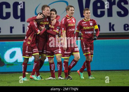 20140129 – GENT, BELGIEN: Marvin Pourie von Essevee (2L) feiert mit seinen Teamkollegen, nachdem sie in der ersten Etappe des Finalspiels des Cofidis Cup 1/2 zwischen AA Gent und Zulte Waregem am Mittwoch, den 29. Januar 2014 in Gent Punkte erzielt hat. BELGA FOTO KURT DESPLENTER Stockfoto