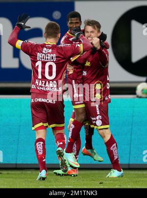 20140129 – GENT, BELGIEN: Marvin Pourie (R) von Essevee feiert mit seinen Teamkollegen, nachdem er in der ersten Etappe des Finalspiels des Cofidis Cup 1/2 zwischen AA Gent und Zulte Waregem in Gent am Mittwoch, den 29. Januar 2014, Punkte erzielt hat. BELGA PHOTO VIRGINIE LEFOUR Stockfoto