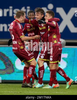 20140129 – GENT, BELGIEN: Marvin Pourie von Essevee (2R) feiert mit seinen Teamkollegen, nachdem sie in der ersten Etappe des Finalspiels des Cofidis Cup 1/2 zwischen AA Gent und Zulte Waregem am Mittwoch, den 29. Januar 2014 in Gent Punkte erzielt hat. BELGA PHOTO VIRGINIE LEFOUR Stockfoto