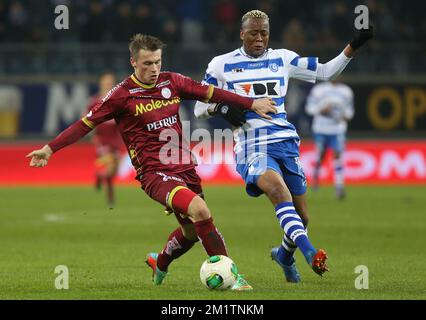 20140129 – GENT, BELGIEN: Marvin Pourie von Essevee und Valery Nahayo von Gent kämpfen um den Ball während der ersten Etappe des Finalspiels des Cofidis Cup 1/2 zwischen AA Gent und Zulte Waregem in Gent, Mittwoch, 29. Januar 2014. BELGA PHOTO VIRGINIE LEFOUR Stockfoto