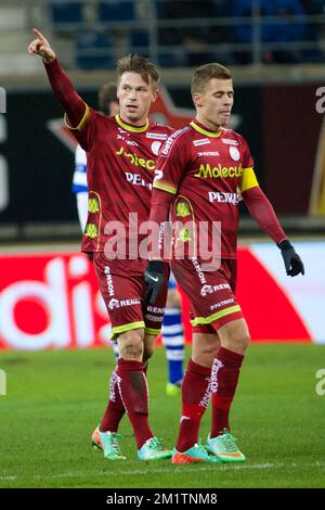 20140129 – GENT, BELGIEN: Marvin Pourie (L) von Essevee feiert mit seinen Teamkollegen, nachdem sie in der ersten Etappe des Finalspiels des Cofidis Cup 1/2 zwischen AA Gent und Zulte Waregem am Mittwoch, den 29. Januar 2014 in Gent Punkte erzielt hat. BELGA FOTO KURT DESPLENTER Stockfoto