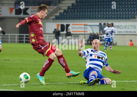 20140129 – GENT, BELGIEN: Marvin Pourie von Essevee und Christophe Lepoint von Gent kämpfen um den Ball während der ersten Etappe des Finalspiels des Cofidis Cup 1/2 zwischen AA Gent und Zulte Waregem in Gent, Mittwoch, 29. Januar 2014. BELGA FOTO KURT DESPLENTER Stockfoto