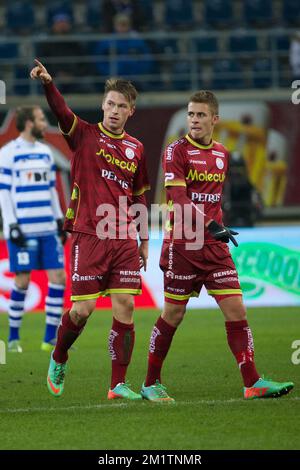 20140129 – GENT, BELGIEN: Marvin Pourie (L) von Essevee feiert mit seinen Teamkollegen, nachdem sie in der ersten Etappe des Finalspiels des Cofidis Cup 1/2 zwischen AA Gent und Zulte Waregem am Mittwoch, den 29. Januar 2014 in Gent Punkte erzielt hat. BELGA FOTO KURT DESPLENTER Stockfoto