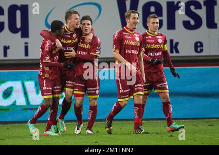 20140129 – GENT, BELGIEN: Marvin Pourie von Essevee (2L) feiert mit seinen Teamkollegen, nachdem sie in der ersten Etappe des Finalspiels des Cofidis Cup 1/2 zwischen AA Gent und Zulte Waregem am Mittwoch, den 29. Januar 2014 in Gent Punkte erzielt hat. BELGA FOTO KURT DESPLENTER Stockfoto