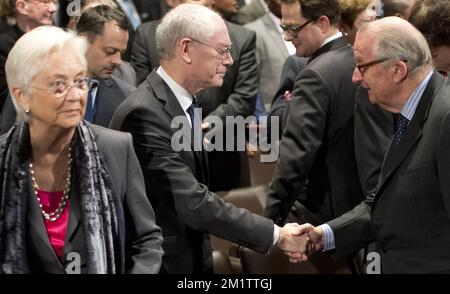 20140205 - BRÜSSEL, BELGIEN: Der Präsident des Europäischen Rates, Herman Van Rompuy, begrüßt König Albert II und Königin Paola von Belgien anlässlich einer akademischen Sitzung anlässlich des 150-jährigen Bestehens des belgischen Roten Kreuzes (Croix-Rouge de Belgique - Rode Kruis van Belgie) im Square Meeting Center in Brüssel am Mittwoch, den 05. Februar 2014. BELGA FOTO BENOIT DOPPPAGNE Stockfoto