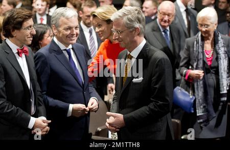 20140205 – BRÜSSEL, BELGIEN: König Philippe - Filip (C), seine Eltern König Albert II und Königin Paola (R) Belgiens kommen von Premierminister Elio Di Rupo (L) und Vizepremierminister und Außenminister Didier Reynders (150) während einer akademischen Sitzung anlässlich des-jährigen Bestehens des belgischen Roten Kreuzes (Croix-Rouge de Belgique - Rode Kruis van Belgie) im Square Meeting Center in Brüssel, Mittwoch, den 05. Februar 2014. BELGA FOTO BENOIT DOPPPAGNE Stockfoto