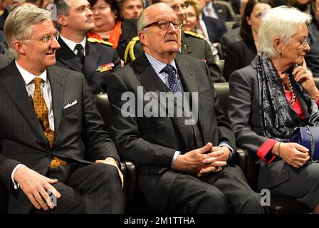 20140205 - BRÜSSEL, BELGIEN: König Philippe - Filip, seine Eltern König Albert II. Und Königin Paola von Belgien, wurden auf einer akademischen Sitzung anlässlich des 150-jährigen Bestehens des belgischen Roten Kreuzes (Croix-Rouge de Belgique - Rode Kruis van Belgie) im Square Meeting Center in Brüssel am Mittwoch, den 05. Februar 2014, dargestellt. BELGA FOTO BENOIT DOPPPAGNE Stockfoto