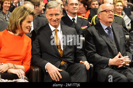 20140205 - BRÜSSEL, BELGIEN: Königin Mathilde, König Philippe - Filip von Belgien und sein Vater König Albert II. Von Belgien, das während einer akademischen Sitzung anlässlich des 150-jährigen Bestehens des belgischen Roten Kreuzes (Croix-Rouge de Belgique - Rode Kruis van Belgie) im Square Meeting Center in Brüssel am Mittwoch, den 05. Februar 2014, abgebildet wurde. BELGA FOTO BENOIT DOPPPAGNE Stockfoto