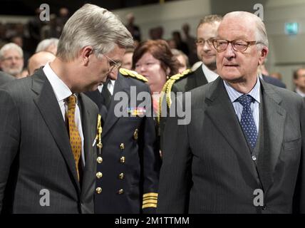 20140205 - BRÜSSEL, BELGIEN: König Philippe - Filip und sein Vater König Albert II. Von Belgien, das auf einer akademischen Sitzung anlässlich des 150-jährigen Bestehens des belgischen Roten Kreuzes (Croix-Rouge de Belgique - Rode Kruis van Belgie) im Square Meeting Center in Brüssel am Mittwoch, den 05. Februar 2014, abgebildet wurde. BELGA FOTO BENOIT DOPPPAGNE Stockfoto