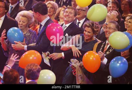 1-2-2014 ROTTERDAM NIEDERLANDE König willem alexander und Königin Maxima treffen zur Feier für Königin Beatrix ein, um Fed dafür zu danken, dass sie 33 Jahre alt ist, DIE Königin der Niederlande COPYRIGHT ROBIN UTRECHT Stockfoto