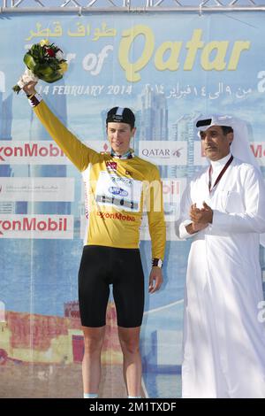 20140212 Uhr – AL KHOR CORNICHE, KATAR: Leiter des General Ranking Dutch Niki Terpstra vom Team Omega Pharma – Quick Step feiert nach der vierten Etappe des Radrennen der Katar Tour 2014, 135 km von Dukhan nach Mesaieed, Katar, Mittwoch, 12. Februar 2014. Die Katar Tour 2014 findet vom 9. Bis 14. Februar statt. Stockfoto