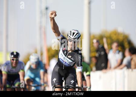 20140212 Uhr – AL KHOR CORNICHE, KATAR: Belgischer Tom Boonen vom Team Omega Pharma – Quick Step feiert, wie er die Ziellinie überquert und die vierte Etappe des Radrennen 2014 der Katar Tour gewinnt, 135 km von Dukhan nach Mesaieed, Katar, Mittwoch, 12. Februar 2014. Die Katar Tour 2014 findet vom 9. Bis 14. Februar statt. Stockfoto