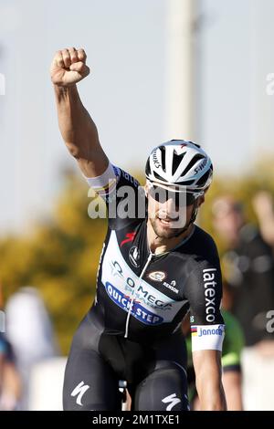 20140212 Uhr – AL KHOR CORNICHE, KATAR: Belgischer Tom Boonen vom Team Omega Pharma – Quick Step feiert, wie er die Ziellinie überquert und die vierte Etappe des Radrennen 2014 der Katar Tour gewinnt, 135 km von Dukhan nach Mesaieed, Katar, Mittwoch, 12. Februar 2014. Die Katar Tour 2014 findet vom 9. Bis 14. Februar statt. Stockfoto