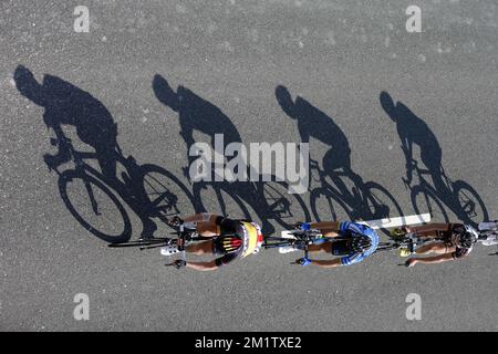 20140213 UHR - AL ZUBARA FORT, KATAR: Belgischer Stijn Devolder von Trek Factory Racing , österreichischer Daniel Schorn vom Team NetApp-Endura und deutscher Patrick Gretsch von AG2R La Mondiale in Aktion während der fünften Etappe des Radrennen der Katar Tour 2014, 159 km von der Festung Al Zubara nach Madinat Al Shamal, Katar, Donnerstag, 13. Februar 2014. Die Katar Tour 2014 findet vom 9. Bis 14. Februar statt. Stockfoto