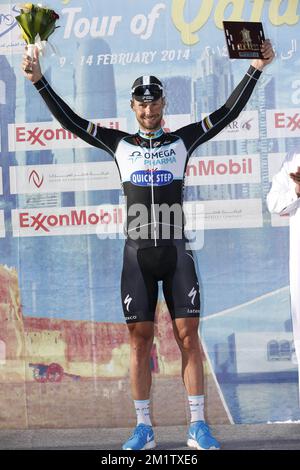 20140212 Uhr – AL KHOR CORNICHE, KATAR: Belgischer Tom Boonen vom Team Omega Pharma – Quick Step feiert auf dem Podium nach dem Sieg der vierten Etappe des 2014-Radrennen der Katar Tour, 135 km von Dukhan nach Mesaieed, Katar, Mittwoch, 12. Februar 2014. Die Katar Tour 2014 findet vom 9. Bis 14. Februar statt. TERPSTRA Niki (NED) Omega Pharma - Quickstep, Leiter der Allgemeinen Klassifikation ROELANDTS Jurgen (BEL) Lotto - Belisol Stockfoto