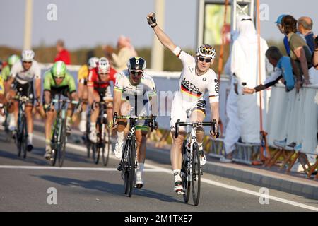 20140213 Uhr - AL ZUBARA FORT, KATAR: Deutscher Andre Greipel von Lotto - Belisol feiert nach dem Sieg der fünften Etappe des Radrennen 2014 der Katar Tour, 159 km von Al Zubara Fort nach Madinat Al Shamal, Katar, Donnerstag, 13. Februar 2014. Die Katar Tour 2014 findet vom 9. Bis 14. Februar statt. Stockfoto