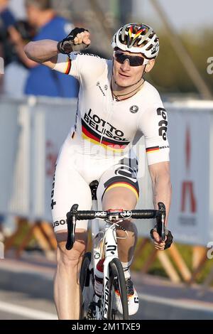 20140213 Uhr - AL ZUBARA FORT, KATAR: Deutscher Andre Greipel von Lotto - Belisol feiert nach dem Sieg der fünften Etappe des Radrennen 2014 der Katar Tour, 159 km von Al Zubara Fort nach Madinat Al Shamal, Katar, Donnerstag, 13. Februar 2014. Die Katar Tour 2014 findet vom 9. Bis 14. Februar statt. Stockfoto