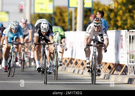 20140212 – AL KHOR CORNICHE, KATAR: Belgischer Tom Boonen vom Team Omega Pharma – Quick Step (L) gewinnt vor dem Deutschen Andre Greipel von Lotto – Belisol die vierte Etappe des 2014-Radrennen der Katar-Tour, 135 km von Dukhan nach Mesaieed, Katar, Mittwoch, 12. Februar 2014. Die Katar Tour 2014 findet vom 9. Bis 14. Februar statt. Stockfoto