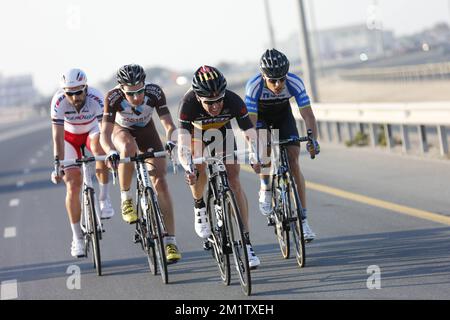 20140213 Uhr - FORT AL ZUBARA, KATAR: Belgischer Stijn Devolder von Trek Factory Racing , österreichischer Daniel Schorn vom Team NetApp-Endura, deutscher Patrick Gretsch von AG2R La Mondiale und russischer Wladimir Isaychev vom Team Katusha in Aktion während der fünften Etappe des Radrennens von Katar Tour 2014; 159 km von Al Zubara Fort nach Madinat Al Shamal, Katar, Donnerstag, 13. Februar 2014. Die Katar Tour 2014 findet vom 9. Bis 14. Februar statt. Stockfoto