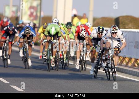 20140213 Uhr - FORT AL ZUBARA, KATAR: Deutscher Andre Greipel von Lotto - Belisol gewinnt den Sprint der fünften Etappe des Radrennen der Katar Tour 2014, 159 km vom Fort Al Zubara nach Madinat Al Shamal, Katar, Donnerstag, 13. Februar 2014. Die Katar Tour 2014 findet vom 9. Bis 14. Februar statt. Stockfoto