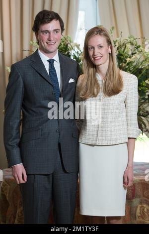 20140215 – BRÜSSEL, BELGIEN: Prinz Amedeo posiert mit seiner Verlobten Elisabetta Rosboch von Wolkenstein am Tag der Verlobung des belgischen Prinzen Amedeo (Enkel von König Albert II.) mit Elisabetta Rosboch von Wolkenstein in der Residenz Schonenberg (Wohnsitz der Eltern von Amedeo), Brüssel, Samstag, den 15. Februar 2014. Prinz Amedeo, 27 Jahre alt, und der italienische Journalist lebt in New York. BELGA FOTO FREDERIC SIERAKOWSKI Stockfoto