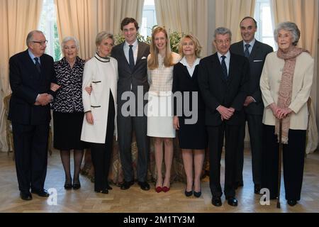 20140215 - BRÜSSEL, BELGIEN: L-R, König Albert II von Belgien, Königin Paola von Belgien, Prinzessin Astrid von Belgien, Elisabetta Rosboch von Wolkenstein ihre Mutter, Gräfin Lilia de Smecchia ihr Vater, Nobile Ettore Rosboch von Wolkenstein und Prinz Lorenz von Belgien, abgebildet am Tag des Engagements des belgischen Prinzen Amedeo (Enkel von König Albert II) mit Elisabetta Rosboch von Wolkenstein in der Residenz Schonenberg (Wohnsitz der Eltern von Amedeo) in Brüssel, Samstag, den 15. Februar 2014. Prinz Amedeo, 27 Jahre alt, und der italienische Journalist lebt in New York. BELGA PHOTO FREDERI Stockfoto