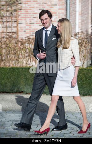 20140215 – BRÜSSEL, BELGIEN: Prinz Amedeo posiert mit seiner Verlobten Elisabetta Rosboch von Wolkenstein am Tag der Verlobung des belgischen Prinzen Amedeo (Enkel von König Albert II.) mit Elisabetta Rosboch von Wolkenstein in der Residenz Schonenberg (Wohnsitz der Eltern von Amedeo), Brüssel, Samstag, den 15. Februar 2014. Prinz Amedeo, 27 Jahre alt, und der italienische Journalist lebt in New York. BELGA FOTO FREDERIC SIERAKOWSKI Stockfoto