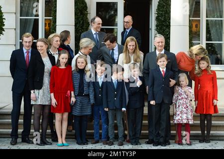 20140215 - BRÜSSEL, BELGIEN: L-R, erste Reihe, Prinz Joachim, Prinzessin Luisa Maria, Prinzessin Laetitia Maria, Prinzessin Louise, Zwillingsprinz Nicolas und Prinz Aymeric, Prinz Emmanuel, Prinz Gabriel, Prinzessin Eleonore, Kronprinzessin Elisabeth, Mittlere Reihe, Prinzessin Maria Laura, Prinzessin Astrid von Belgien, Prinz Amedeo, Elisabetta Rosboch von Wolkenstein, König Philippe - Filip von Belgien, Königin Mathilde von Belgien und hintere Reihe, Prinzessin Claire von Belgien und Prinz Lorenz von Belgien und Mediendirektor des Königspalastes Pierre-Emanuel De Bauw, Vor dem Familienfoto bei der Verlobung von B. Stockfoto