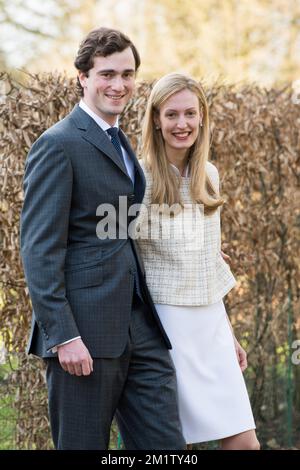 20140215 - BRÜSSEL, BELGIEN: Prinz Amedeo präsentiert sich mit seiner Verlobten Elisabetta Rosboch von Wolkenstein im Garten der Residenz am Tag der Verlobung des belgischen Prinzen Amedeo (Enkel von König Albert II) mit Elisabetta Rosboch von Wolkenstein in der Residenz Schonenberg (Wohnsitz der Eltern von Amedeo), Brüssel, den 15. Februar 2014 Prinz Amedeo, 27 Jahre alt, und der italienische Journalist lebt in New York. BELGA FOTO FREDERIC SIERAKOWSKI Stockfoto