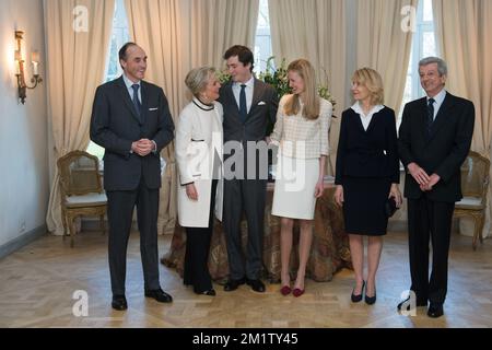 20140215 - BRÜSSEL, BELGIEN: L-R, Prinz Lorenz, Prinzessin Astrid von Belgien, Prinz Amedeo, Elisabetta Rosboch von Wolkenstein, Und ihre Eltern, Gräfin Lilia de Smecchia und Nobile Ettore Rosboch von Wolkenstein, wurden bei der Verlobung des belgischen Prinzen Amedeo (Enkel von König Albert II.) mit Elisabetta Rosboch von Wolkenstein in der Residenz Schonenberg (Residenz der Eltern von Amedeo) am Samstag, den 15. Februar 2014 in Brüssel abgebildet. Prinz Amedeo, 27 Jahre alt, und der italienische Journalist lebt in New York. BELGA FOTO FREDERIC SIERAKOWSKI Stockfoto