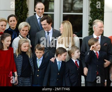 20140215 - BRÜSSEL, BELGIEN: L-R, erste Reihe, Prinzessin Laetitia Maria, Prinzessin Louise, Zwillingsprinz Nicolas und Prinz Aymeric, Prinz Emmanuel, Prinz Gabriel, mittlere Reihe, Prinzessin Maria Laura, Prinzessin Astrid von Belgien, Prinz Amedeo, Elisabetta Rosboch von Wolkenstein und König Philippe - Filip von Belgien und die hintere Reihe, Prinzessin Claire und Prinz Lorenz, bildeten bei der Verlobung des belgischen Prinzen Amedeo (Enkel von König Albert II) mit Elisabetta Rosboch von Wolkenstein in der Residenz Schonenberg (Wohnsitz der Eltern von Amedeo), in Brüssel, Samstag, den 15. Februar 2014. Prinz Amedeo, Stockfoto