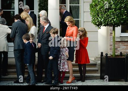 20140215 - BRÜSSEL, BELGIEN: König Philippe - Filip von Belgien, Königin Mathilde von Belgien und ihre Kinder, Kronprinzessin Elisabeth (R), Prinzessin Eleonore (3. R), Prinz Gabriel (C) und Prinz Emmanuel (2. L), gesehen nach dem Familienbild bei der Verlobung des belgischen Prinzen Amedeo (Enkel von König Albert II) Mit Elisabetta Rosboch von Wolkenstein in der Residenz Schonenberg (Wohnsitz der Eltern von Amedeo), Brüssel, Samstag, den 15. Februar 2014. Prinz Amedeo, 27 Jahre alt, und der italienische Journalist lebt in New York. BELGA FOTO FREDERIC SIERAKOWSKI Stockfoto
