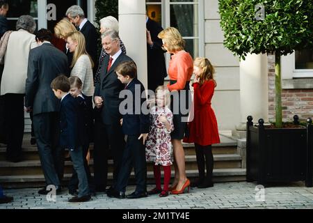 20140215 - BRÜSSEL, BELGIEN: König Philippe - Filip von Belgien, Königin Mathilde von Belgien und ihre Kinder, Kronprinzessin Elisabeth (R), Prinzessin Eleonore (3. R), Prinz Gabriel (4rth R) und Prinz Emmanuel (L), abgebildet nach dem Familienbild bei der Verlobung des belgischen Prinzen Amedeo (Enkel von König Albert II) Mit Elisabetta Rosboch von Wolkenstein in der Residenz Schonenberg (Wohnsitz der Eltern von Amedeo), Brüssel, Samstag, den 15. Februar 2014. Prinz Amedeo, 27 Jahre alt, und der italienische Journalist lebt in New York. BELGA FOTO FREDERIC SIERAKOWSKI Stockfoto