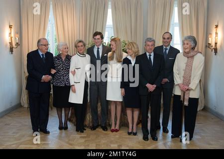20140215 - BRÜSSEL, BELGIEN: L-R, König Albert II von Belgien, Königin Paola von Belgien, Prinzessin Astrid von Belgien, Elisabetta Rosboch von Wolkenstein ihre Mutter, Gräfin Lilia de Smecchia ihr Vater, Nobile Ettore Rosboch von Wolkenstein und Prinz Lorenz von Belgien, abgebildet am Tag des Engagements des belgischen Prinzen Amedeo (Enkel von König Albert II) mit Elisabetta Rosboch von Wolkenstein in der Residenz Schonenberg (Wohnsitz der Eltern von Amedeo) in Brüssel, Samstag, den 15. Februar 2014. Prinz Amedeo, 27 Jahre alt, und der italienische Journalist lebt in New York. BELGA PHOTO FREDERI Stockfoto