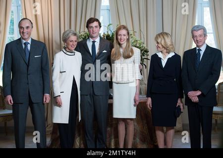 20140215 - BRÜSSEL, BELGIEN: L-R, Prinz Lorenz, Prinzessin Astrid von Belgien, Prinz Amedeo, Elisabetta Rosboch von Wolkenstein, Und ihre Eltern, Gräfin Lilia de Smecchia und Nobile Ettore Rosboch von Wolkenstein, wurden bei der Verlobung des belgischen Prinzen Amedeo (Enkel von König Albert II.) mit Elisabetta Rosboch von Wolkenstein in der Residenz Schonenberg (Residenz der Eltern von Amedeo) am Samstag, den 15. Februar 2014 in Brüssel abgebildet. Prinz Amedeo, 27 Jahre alt, und der italienische Journalist lebt in New York. BELGA FOTO FREDERIC SIERAKOWSKI Stockfoto