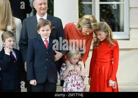 20140215 - BRÜSSEL, BELGIEN: König Philippe - Filip von Belgien, Königin Mathilde von Belgien und ihre Kinder, Kronprinzessin Elisabeth (R), Prinzessin Eleonore (2. R), Prinz Gabriel (C) und Prinz Emmanuel (L), gesehen nach dem Familienbild bei der Verlobung des belgischen Prinzen Amedeo (Enkel von König Albert II) Mit Elisabetta Rosboch von Wolkenstein in der Residenz Schonenberg (Wohnsitz der Eltern von Amedeo), Brüssel, Samstag, den 15. Februar 2014. Prinz Amedeo, 27 Jahre alt, und der italienische Journalist lebt in New York. BELGA FOTO FREDERIC SIERAKOWSKI Stockfoto
