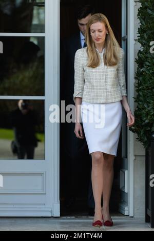 20140215 – BRÜSSEL, BELGIEN: Elisabetta Rosboch von Wolkenstein, gefolgt von ihrem Verlobten Prinz Amedeo bei der Verlobung des belgischen Prinzen Amedeo (Enkel von König Albert II.) mit Elisabetta Rosboch von Wolkenstein in der Residenz Schonenberg (Wohnsitz der Eltern von Amedeo), Brüssel, Samstag, den 15. Februar 2014. Prinz Amedeo, 27 Jahre alt, und der italienische Journalist lebt in New York. BELGA FOTO FREDERIC SIERAKOWSKI Stockfoto