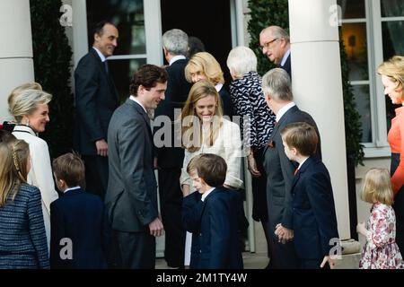 20140215 - BRÜSSEL, BELGIEN: Prinz Amedeo und Elisabetta Rosboch von Wolkenstein betrachten die Kinder von König Philippe und Königin Mathilde bei der Verlobung des belgischen Prinzen Amedeo (Enkel von König Albert II.) mit Elisabetta Rosboch von Wolkenstein in der Residenz Schonenberg (Residenz der Eltern von Amedeo) in Brüssel, Samstag, den 15. Februar 2014. Prinz Amedeo, 27 Jahre alt, und der italienische Journalist lebt in New York. BELGA FOTO FREDERIC SIERAKOWSKI Stockfoto