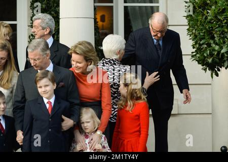 20140215 - BRÜSSEL, BELGIEN: Königin Paola von Belgien hilft König Albert II. Von Belgien vor dem Familienbild bei der Verlobung des belgischen Prinzen Amedeo (Enkel von König Albert II.) mit Elisabetta Rosboch von Wolkenstein in der Residenz Schonenberg (Residenz der Eltern von Amedeo) in Brüssel, Samstag, den 15. Februar 2014. Prinz Amedeo, 27 Jahre alt, und der italienische Journalist lebt in New York. BELGA FOTO FREDERIC SIERAKOWSKI Stockfoto